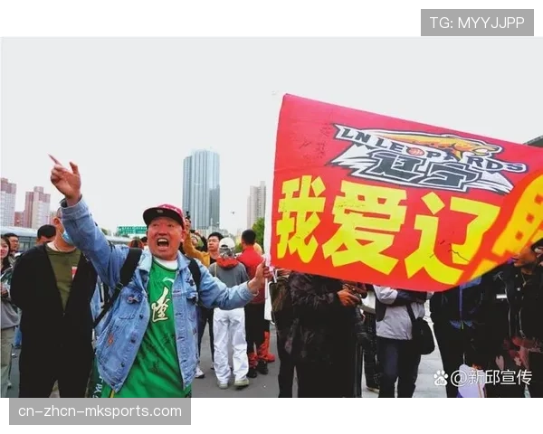 现场镜头：球迷举起标语，调侃主队复杂的战术板“需要博士学位才能看懂”